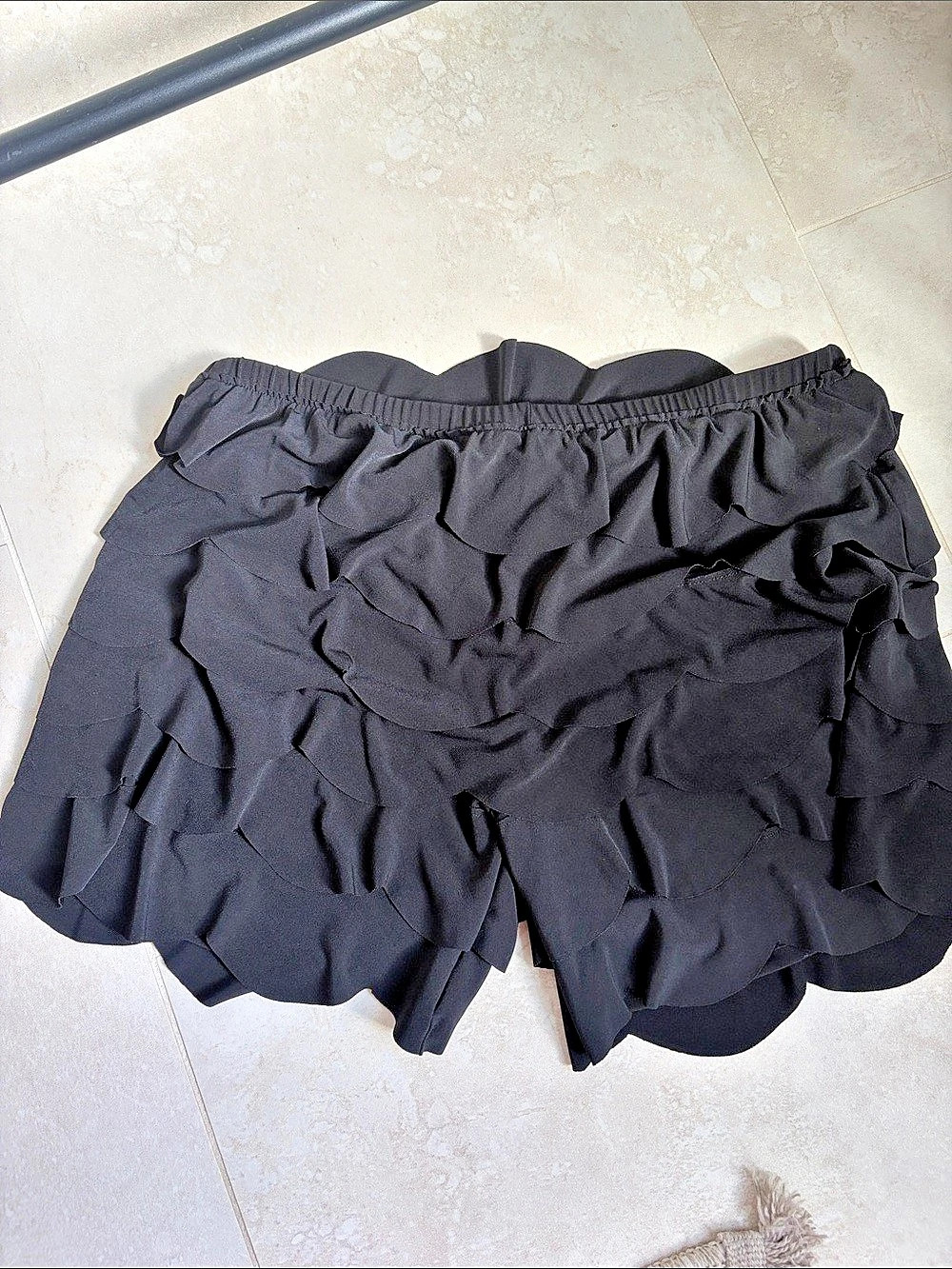 Isle  Ruffle Short in Black Size large